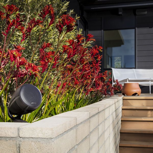 Polk_atrium_outdoor_sub100_sat300_lifestyle_002-600×600