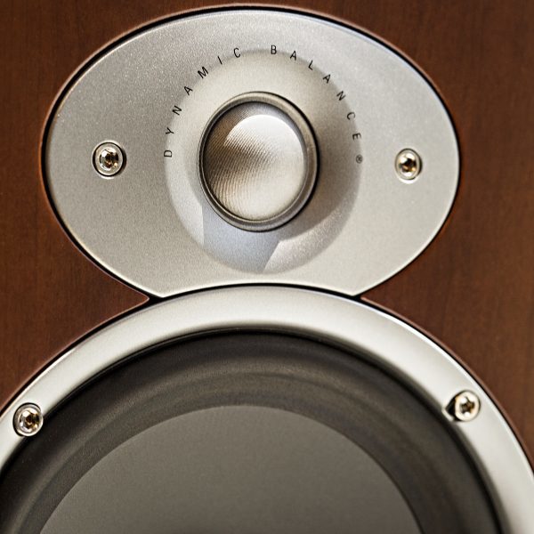 polk_rita_dynamic_balance_bookshelf_speaker_lifestyle_001-600×600